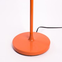 Minimalistyczna lampa podłogowa w kolorze oranżowym. Tworzywo sztuczne.
